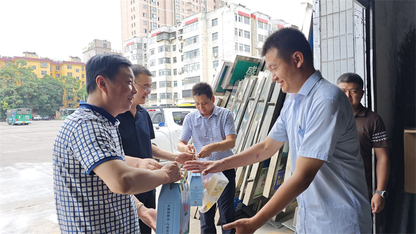 夏日送清涼，關懷暖人心